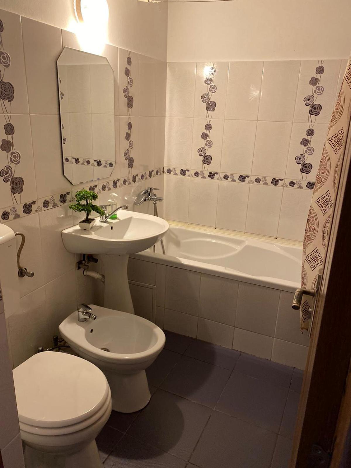 Eva Apartments Mall 90Mp Bacau Luaran gambar